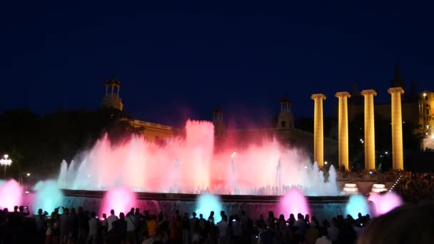 Barcelona Magické Fontány Přitažlivosti Mnoho Turistů Při Pohledu Barevné Noční — Stock video