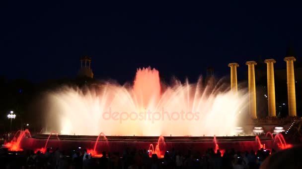 バルセロナの魔法の噴水アトラクション 多くの観光客が夜遅くに別の水形でカラフルな夜のショーを見てします モンジュイック フォンテーヌ フォント マギカ Montjuc — ストック動画