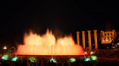 Barcelona Magic fountains cazibe, bir sürü turist geç akşam itibariyle farklı su şekillerle renkli gece Show'da arıyorum. Montjuic fontaine, Font magica de Montjuc.