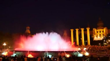 Barcelona Magic fountains cazibe, bir sürü turist geç akşam itibariyle farklı su şekillerle renkli gece Show'da arıyorum. Montjuic fontaine, Font magica de Montjuc.
