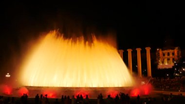 Barcelona Magic fountains cazibe, bir sürü turist geç akşam itibariyle farklı su şekillerle renkli gece Show'da arıyorum. Montjuic fontaine, Font magica de Montjuc.