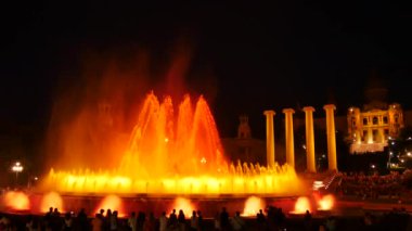 Barcelona Magic fountains cazibe, bir sürü turist geç akşam itibariyle farklı su şekillerle renkli gece Show'da arıyorum. Montjuic fontaine, Font magica de Montjuc.