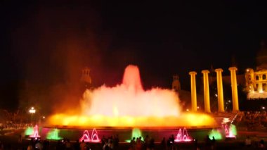 Barcelona Magic fountains cazibe, bir sürü turist geç akşam itibariyle farklı su şekillerle renkli gece Show'da arıyorum. Montjuic fontaine, Font magica de Montjuc.