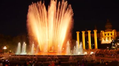 Barcelona Magic fountains cazibe, bir sürü turist geç akşam itibariyle farklı su şekillerle renkli gece Show'da arıyorum. Montjuic fontaine, Font magica de Montjuc.