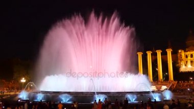 Barcelona Magic fountains cazibe, bir sürü turist geç akşam itibariyle farklı su şekillerle renkli gece Show'da arıyorum. Montjuic fontaine, Font magica de Montjuc.