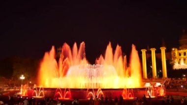 Barcelona Magic fountains cazibe, bir sürü turist geç akşam itibariyle farklı su şekillerle renkli gece Show'da arıyorum. Montjuic fontaine, Font magica de Montjuc.