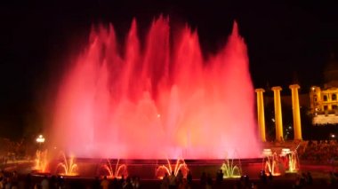 Barcelona Magic fountains cazibe, bir sürü turist geç akşam itibariyle farklı su şekillerle renkli gece Show'da arıyorum. Montjuic fontaine, Font magica de Montjuc.
