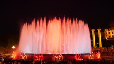 Barcelona Magic fountains cazibe, bir sürü turist geç akşam itibariyle farklı su şekillerle renkli gece Show'da arıyorum. Montjuic fontaine, Font magica de Montjuc.