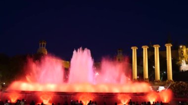 Barcelona Magic fountains cazibe, bir sürü turist geç akşam itibariyle farklı su şekillerle renkli gece Show'da arıyorum. Montjuic fontaine, Font magica de Montjuc.