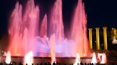 Barcelona Magic fountains cazibe, bir sürü turist geç akşam itibariyle farklı su şekillerle renkli gece Show'da arıyorum. Montjuic fontaine, Font magica de Montjuc.