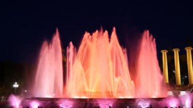 Barcelona Magic fountains cazibe, bir sürü turist geç akşam itibariyle farklı su şekillerle renkli gece Show'da arıyorum. Montjuic fontaine, Font magica de Montjuc.