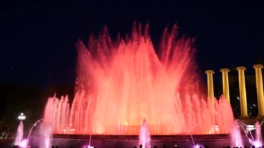Barcelona Magic fountains cazibe, bir sürü turist geç akşam itibariyle farklı su şekillerle renkli gece Show'da arıyorum. Montjuic fontaine, Font magica de Montjuc.