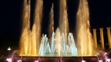 Barcelona Magic fountains cazibe, bir sürü turist geç akşam itibariyle farklı su şekillerle renkli gece Show'da arıyorum. Montjuic fontaine, Font magica de Montjuc.
