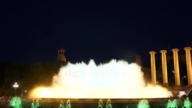 Barcelona Magic fountains cazibe, bir sürü turist geç akşam itibariyle farklı su şekillerle renkli gece Show'da arıyorum. Montjuic fontaine, Font magica de Montjuc.