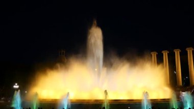 Barcelona Magic fountains cazibe, bir sürü turist geç akşam itibariyle farklı su şekillerle renkli gece Show'da arıyorum. Montjuic fontaine, Font magica de Montjuc.