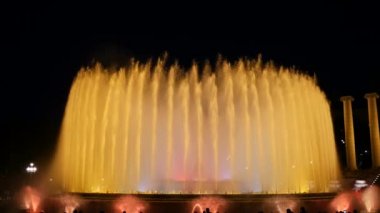 Barcelona Magic fountains cazibe, bir sürü turist geç akşam itibariyle farklı su şekillerle renkli gece Show'da arıyorum. Montjuic fontaine, Font magica de Montjuc.