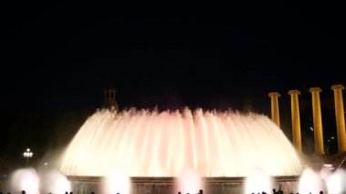 Barcelona Magic fountains cazibe, bir sürü turist geç akşam itibariyle farklı su şekillerle renkli gece Show'da arıyorum. Montjuic fontaine, Font magica de Montjuc.