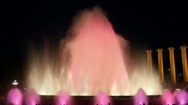 Barcelona Magic fountains cazibe, bir sürü turist geç akşam itibariyle farklı su şekillerle renkli gece Show'da arıyorum. Montjuic fontaine, Font magica de Montjuc.