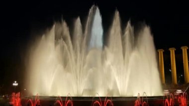 Barcelona Magic fountains cazibe, bir sürü turist geç akşam itibariyle farklı su şekillerle renkli gece Show'da arıyorum. Montjuic fontaine, Font magica de Montjuc.