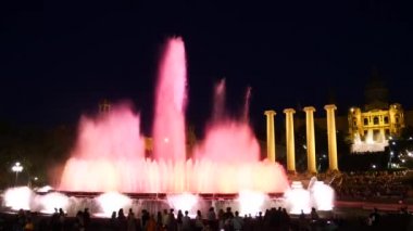 Barcelona Magic fountains cazibe, bir sürü turist geç akşam itibariyle farklı su şekillerle renkli gece Show'da arıyorum. Montjuic fontaine, Font magica de Montjuc.