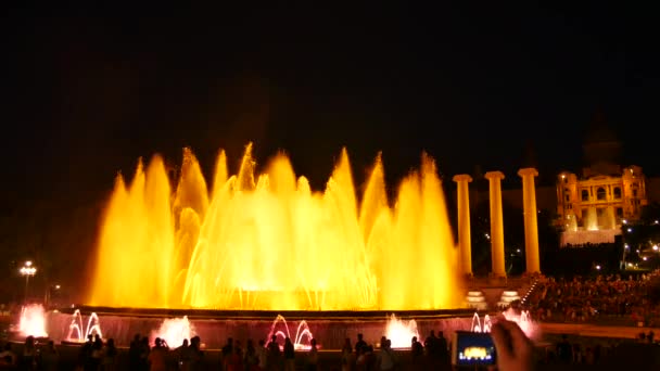 巴塞罗那魔术喷泉的吸引力 许多游客看五颜六色的夜间秀与不同的水形状傍晚 蒙特惠克喷泉 Magica Montjuc — 图库视频影像