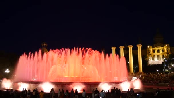 Barcelona Mágikus Szökőkutak Vonzás Sok Turista Nézett Színes Éjszakai Show — Stock videók