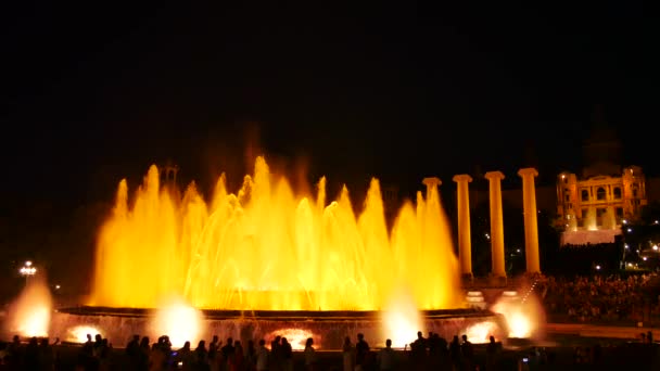 Atracción Las Fuentes Mágicas Barcelona Una Gran Cantidad Turistas Mirando — Vídeos de Stock