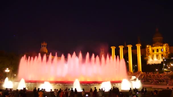 バルセロナの魔法の噴水アトラクション 多くの観光客が夜遅くに別の水形でカラフルな夜のショーを見てします モンジュイック フォンテーヌ フォント マギカ Montjuc — ストック動画