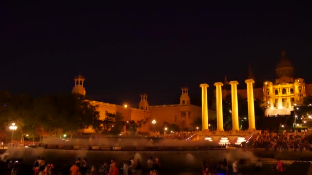 Barcelona Magické Fontány Přitažlivosti Mnoho Turistů Při Pohledu Barevné Noční — Stock video