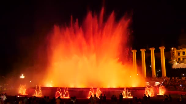 Barcelona Magic Fontes Atração Monte Turistas Olhando Para Show Noite — Vídeo de Stock