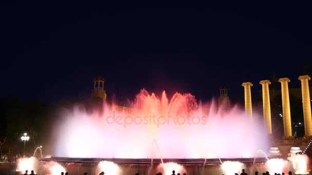 Магические Фонтаны Барселоны Притягивают Множество Туристов Которые Поздно Вечером Смотрят — стоковое видео