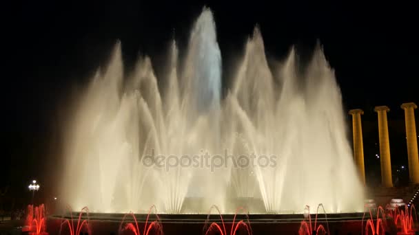 巴塞罗那魔术喷泉的吸引力 许多游客看五颜六色的夜间秀与不同的水形状傍晚 蒙特惠克喷泉 Magica Montjuc — 图库视频影像