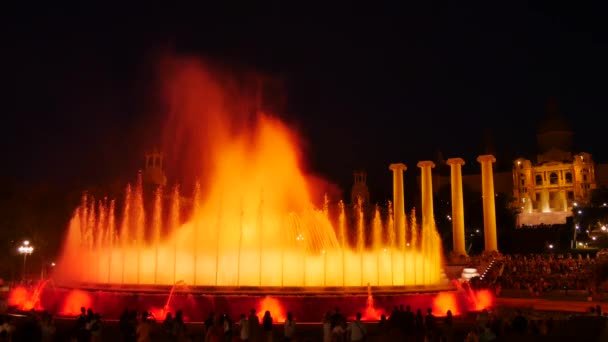 バルセロナの魔法の噴水アトラクション 多くの観光客が夜遅くに別の水形でカラフルな夜のショーを見てします モンジュイック フォンテーヌ フォント マギカ Montjuc — ストック動画