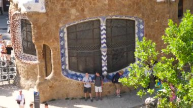 Barcelona, İspanya - Mayıs 2017 yaklaşık: A Parc Guell, kentin önemli turistik mekanlara, gerçek zamanlı, Barselona, İspanya, birini vurdu.