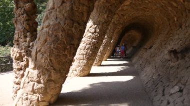 Barcelona, İspanya - Mayıs 2017 yaklaşık: A Parc Guell, kentin önemli turistik mekanlara, gerçek zamanlı, Barselona, İspanya, birini vurdu.