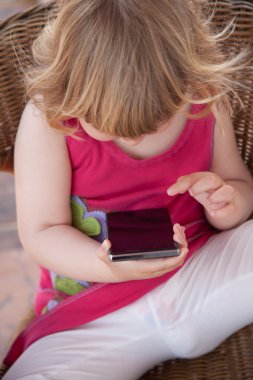 küçük çocuk elinde boş ekran smartphone