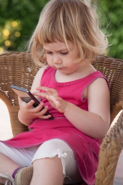 küçük kız parmak içinde hareket eden telefon ile sörf