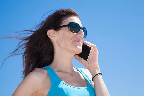 携帯電話で話している青いシャツ プロフィール女性 — ストック写真