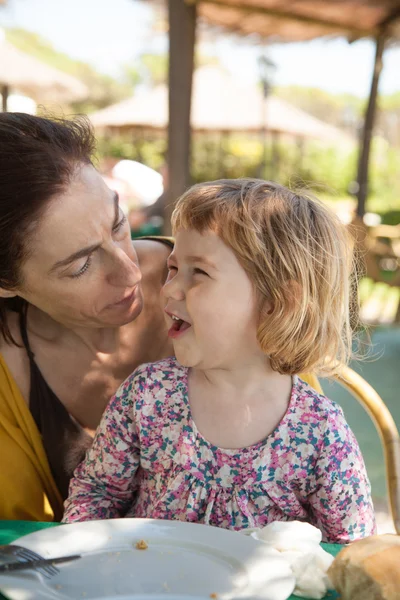 Lustige Ausdrücke von Frau und Kind beim Essen — Stockfoto