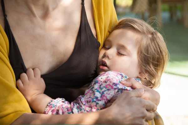 Pequena criança rosto tomando cochilo sobre a mãe — Fotografia de Stock