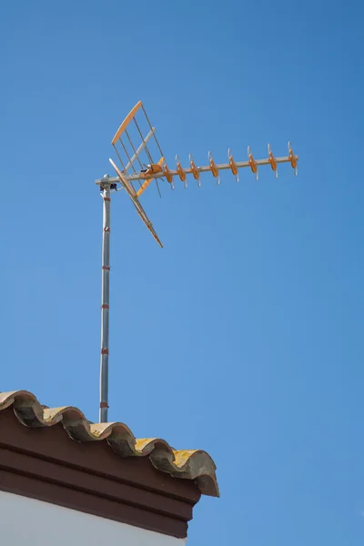 Gula tv antenn på takpannor — Stockfoto