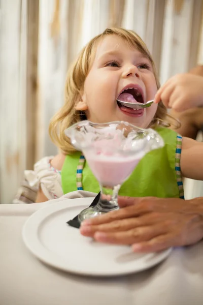 小さな子供のスプーンでアイスを食べて — ストック写真