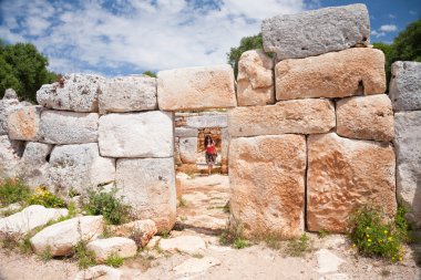 Minorca Tarih öncesi kasabasında yürüyen turist