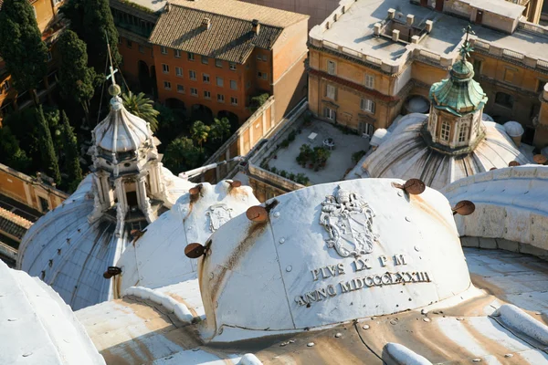 A légi felvétel a tetőről a St Peter bazilika Vatic épületek — Stock Fotó