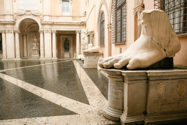 Pie y partes de la escultura Coloso del emperador Constantino en R — Foto de Stock