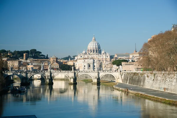 Ciudad de Roma y cúpula vaticana del río Tíber — Foto de Stock