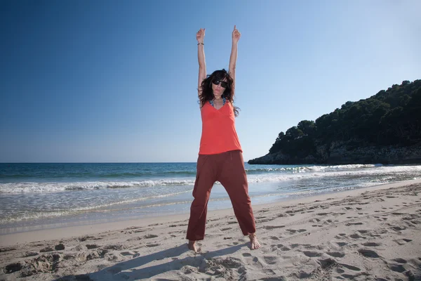 Femme heureuse bras levés à Trebaluger Beach à Minorque — Photo