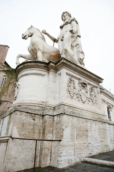 Dioscuri Castor ve Pollux Roma heykeli — Stok fotoğraf