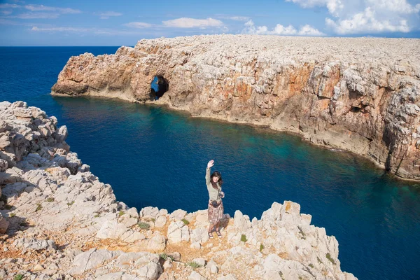 Femme saluant sur la falaise au-dessus de la mer Côte Minorque — Photo