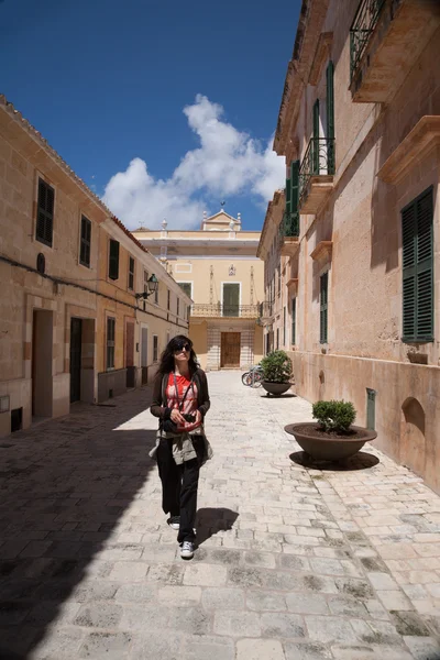 Mujer caminando por la calle de la ciudad de Ciutadella en Menorca —  Fotos de Stock